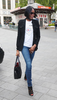 Naomi Campbell feet photo thumbnail