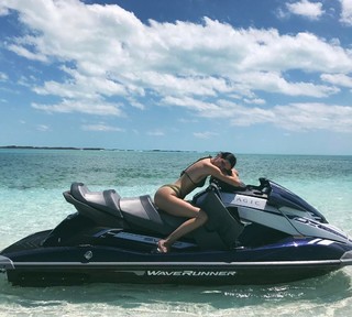 Kendall Jenner feet photo thumbnail