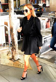 Jennifer Lopez feet photo thumbnail