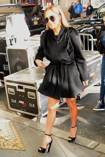 Jennifer Lopez feet photo thumbnail