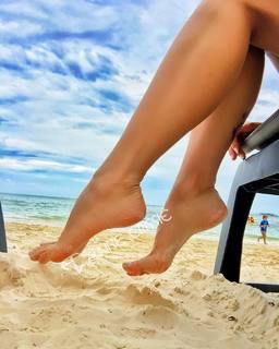 Alaine Crissiê feet photo thumbnail