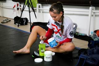 Karolina Kowalkiewicz feet photo thumbnail