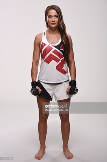 Karolina Kowalkiewicz feet photo thumbnail