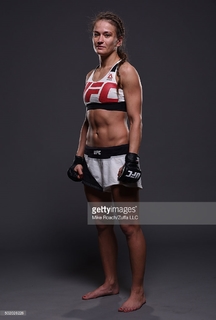 Karolina Kowalkiewicz feet photo thumbnail