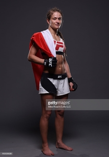 Karolina Kowalkiewicz feet photo thumbnail