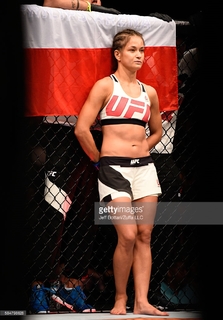 Karolina Kowalkiewicz feet photo thumbnail