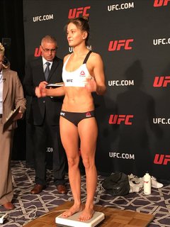 Karolina Kowalkiewicz feet photo thumbnail
