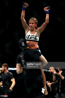 Karolina Kowalkiewicz feet photo thumbnail