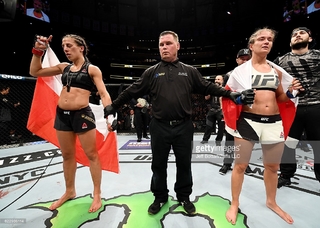 Karolina Kowalkiewicz feet photo thumbnail