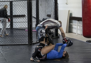 Karolina Kowalkiewicz feet photo thumbnail