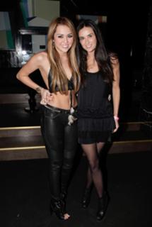 Miley Cyrus feet photo thumbnail