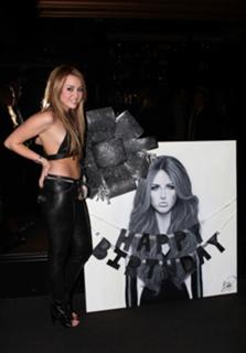 Miley Cyrus feet photo thumbnail