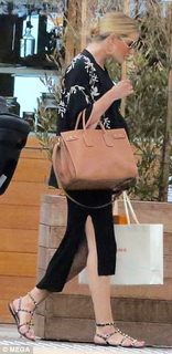 Rosie Huntington-Whiteley feet photo thumbnail