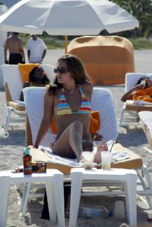 Eliza Dushku feet photo thumbnail