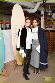 Freida Pinto feet photo thumbnail