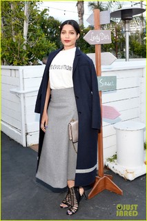Freida Pinto feet photo thumbnail