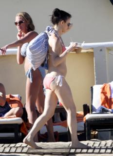Juliette Lewis feet photo thumbnail