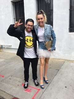 Miley Cyrus feet photo thumbnail