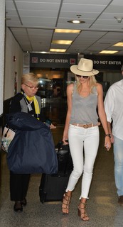 Kelly Rohrbach feet photo thumbnail