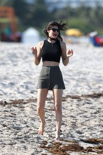 Alexandra Daddario feet photo thumbnail
