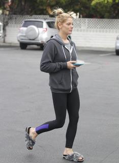 Ashley Greene feet photo thumbnail