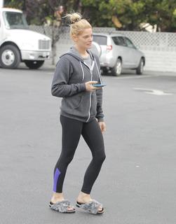 Ashley Greene feet photo thumbnail