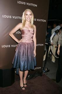 Scarlett Johansson feet photo thumbnail