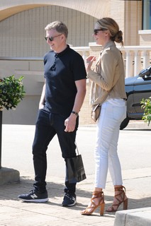 Cat Deeley feet photo thumbnail