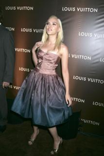 Scarlett Johansson feet photo thumbnail