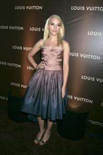 Scarlett Johansson feet photo thumbnail