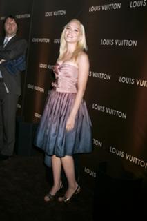 Scarlett Johansson feet photo thumbnail