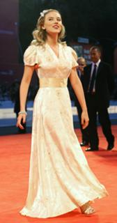 Scarlett Johansson feet photo thumbnail