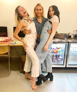 Miley Cyrus feet photo thumbnail