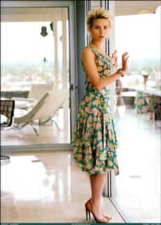 Scarlett Johansson feet photo thumbnail