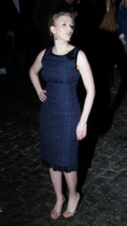 Scarlett Johansson feet photo thumbnail