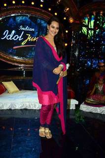 Sonakshi Sinha feet photo thumbnail