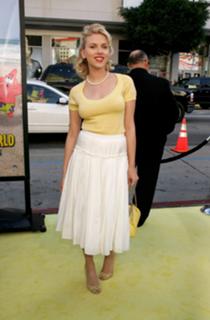 Scarlett Johansson feet photo thumbnail