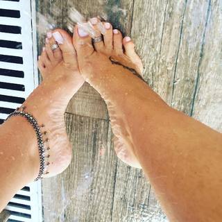 Karin Klemp feet photo thumbnail