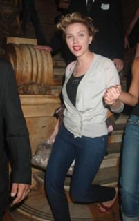 Scarlett Johansson feet photo thumbnail