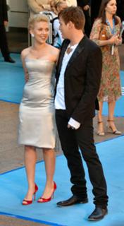 Scarlett Johansson feet photo thumbnail