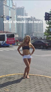 Kino MacGregor feet photo thumbnail