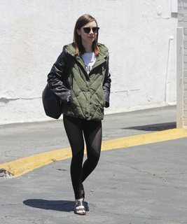 Lily Collins feet photo thumbnail