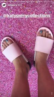 Katy Perry feet photo thumbnail