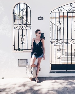 Katie Cassidy feet photo thumbnail
