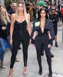 Khloé Kardashian feet photo thumbnail
