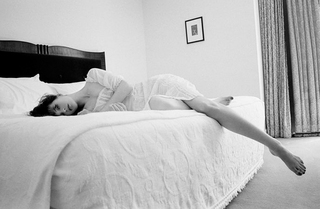 Milla Jovovich feet photo thumbnail