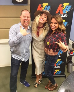 Miley Cyrus feet photo thumbnail