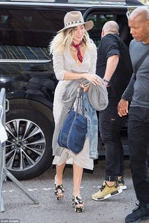 Miley Cyrus feet photo thumbnail