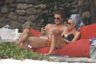 Victoria Beckham feet photo thumbnail