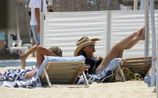 Victoria Beckham feet photo thumbnail